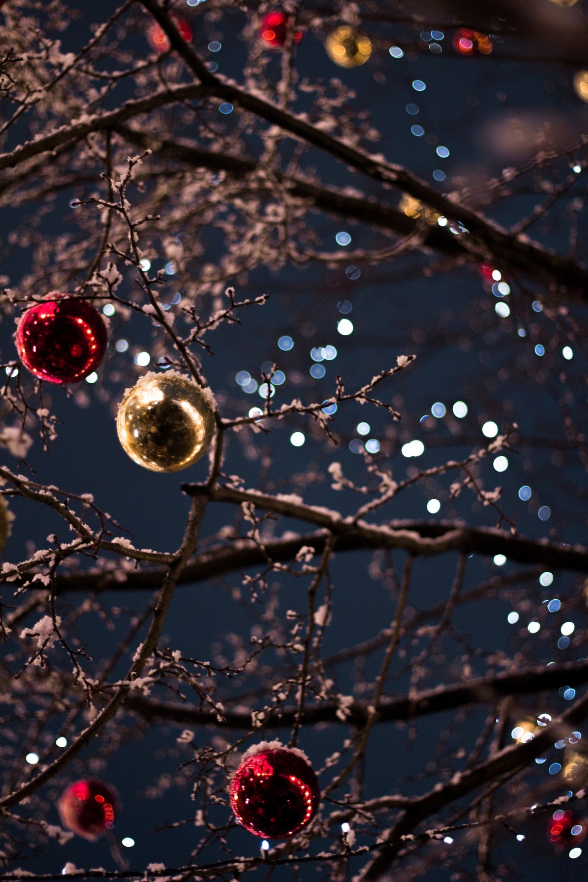 What are the advantages of glass Christmas tree baubles?