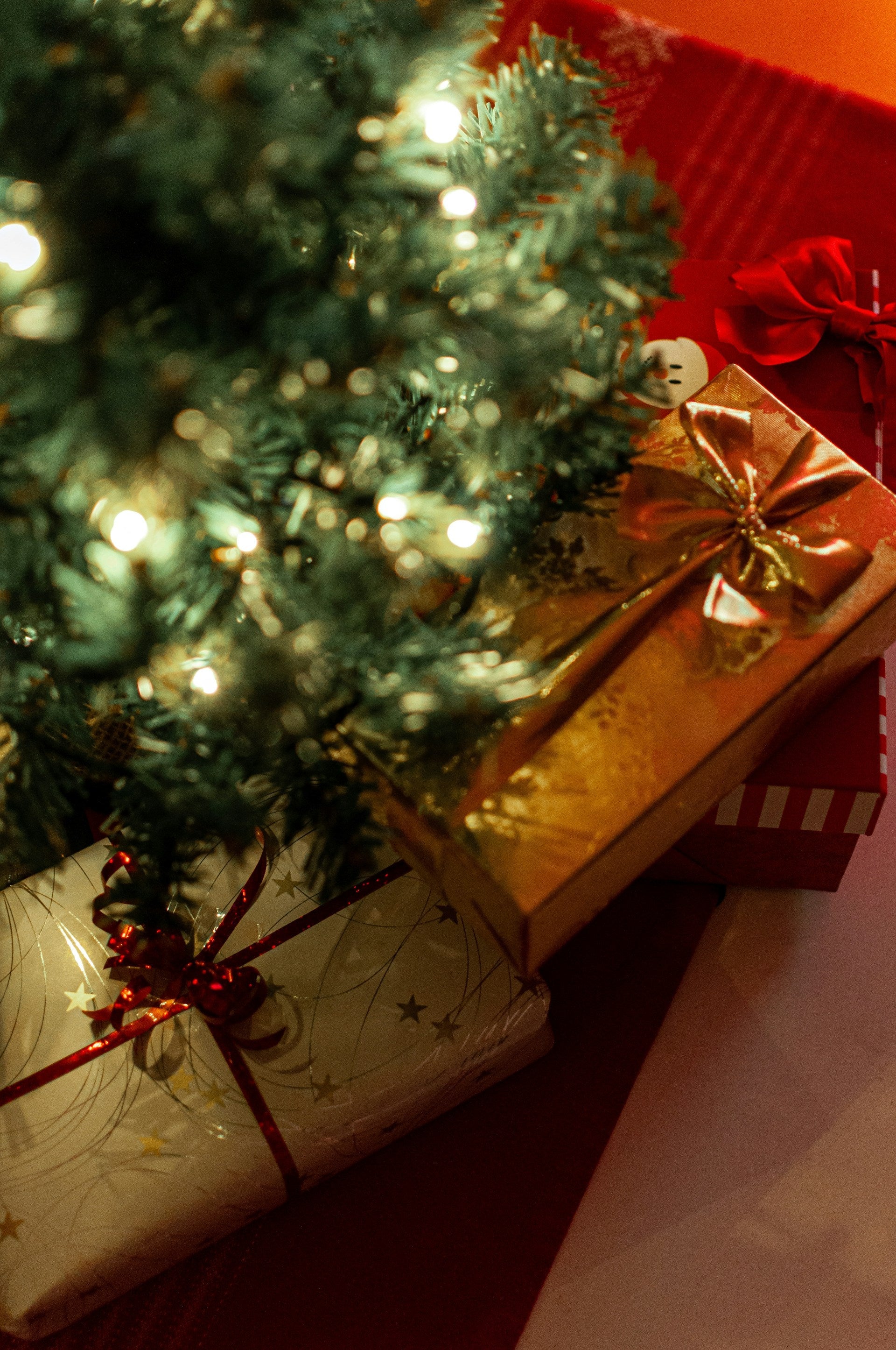 Can hand-painted baubles be a good gift?