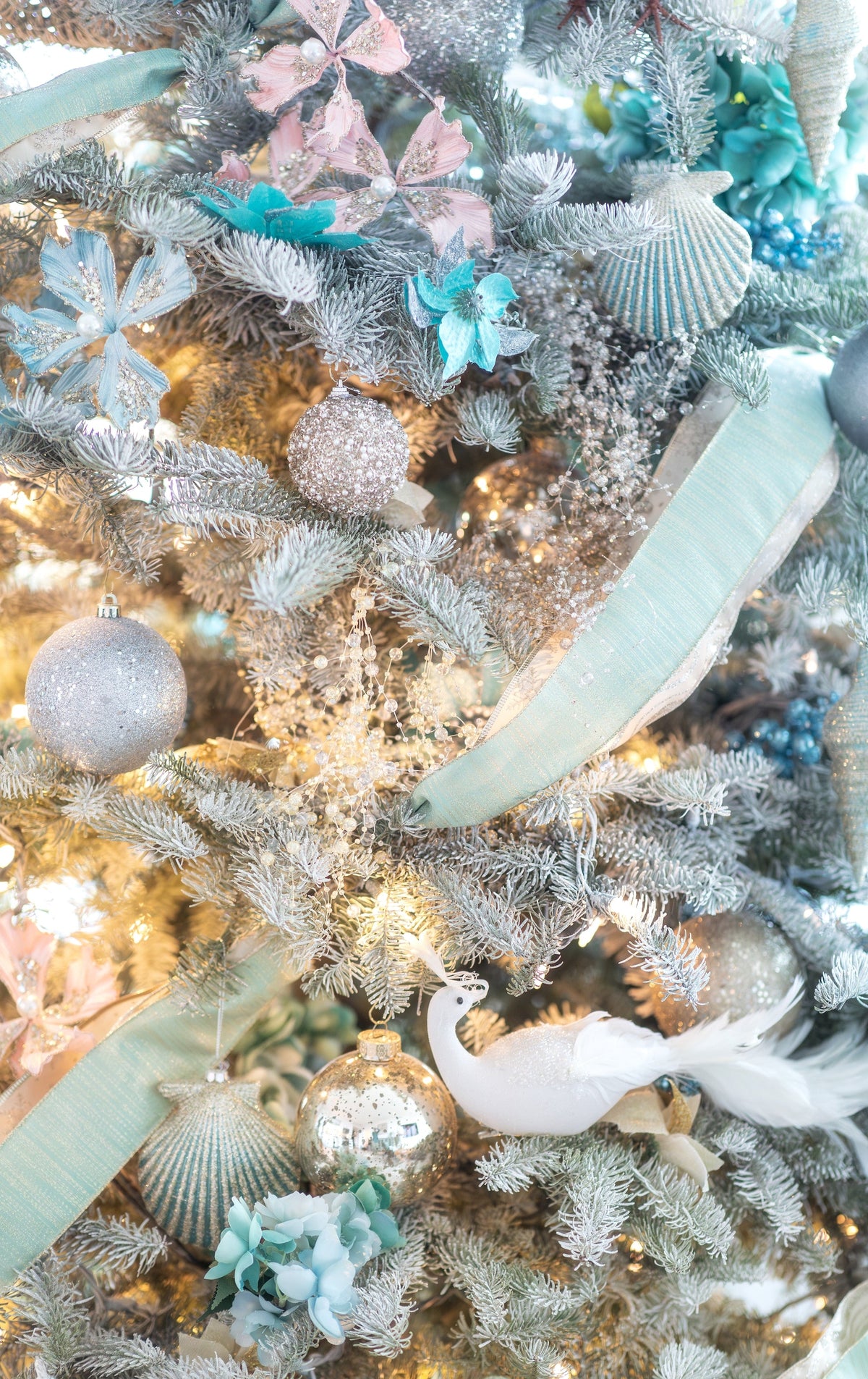 How to decorate a Christmas tree in an original way?